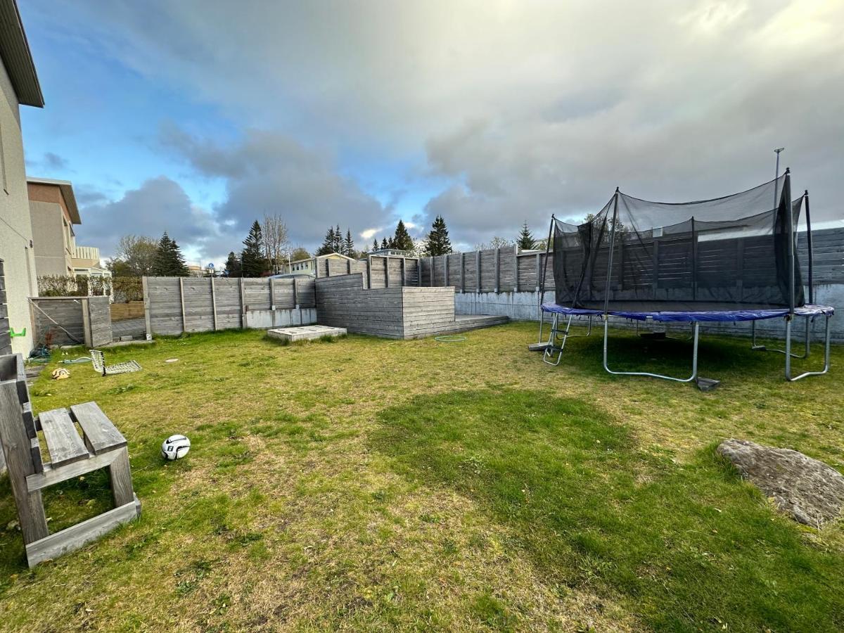 Spacious And Family Friendly Apartment In Kopavogur レイキャヴィーク エクステリア 写真